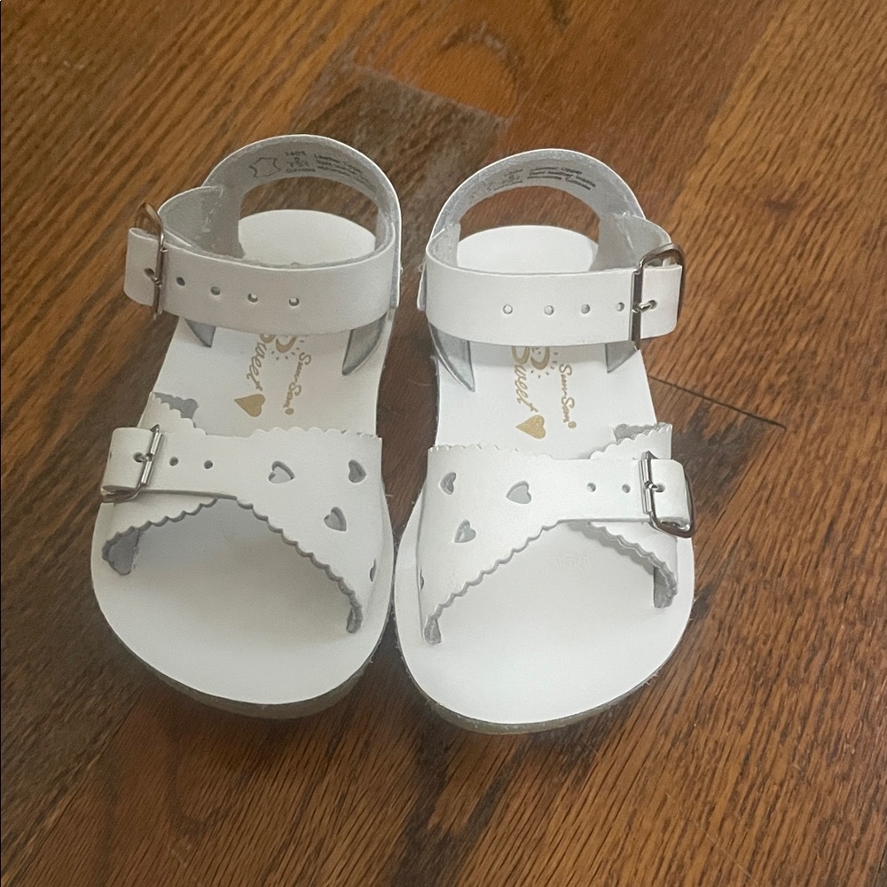 Sweet Kids White Sandals with Heart Cutouts - Picture 5 of 5